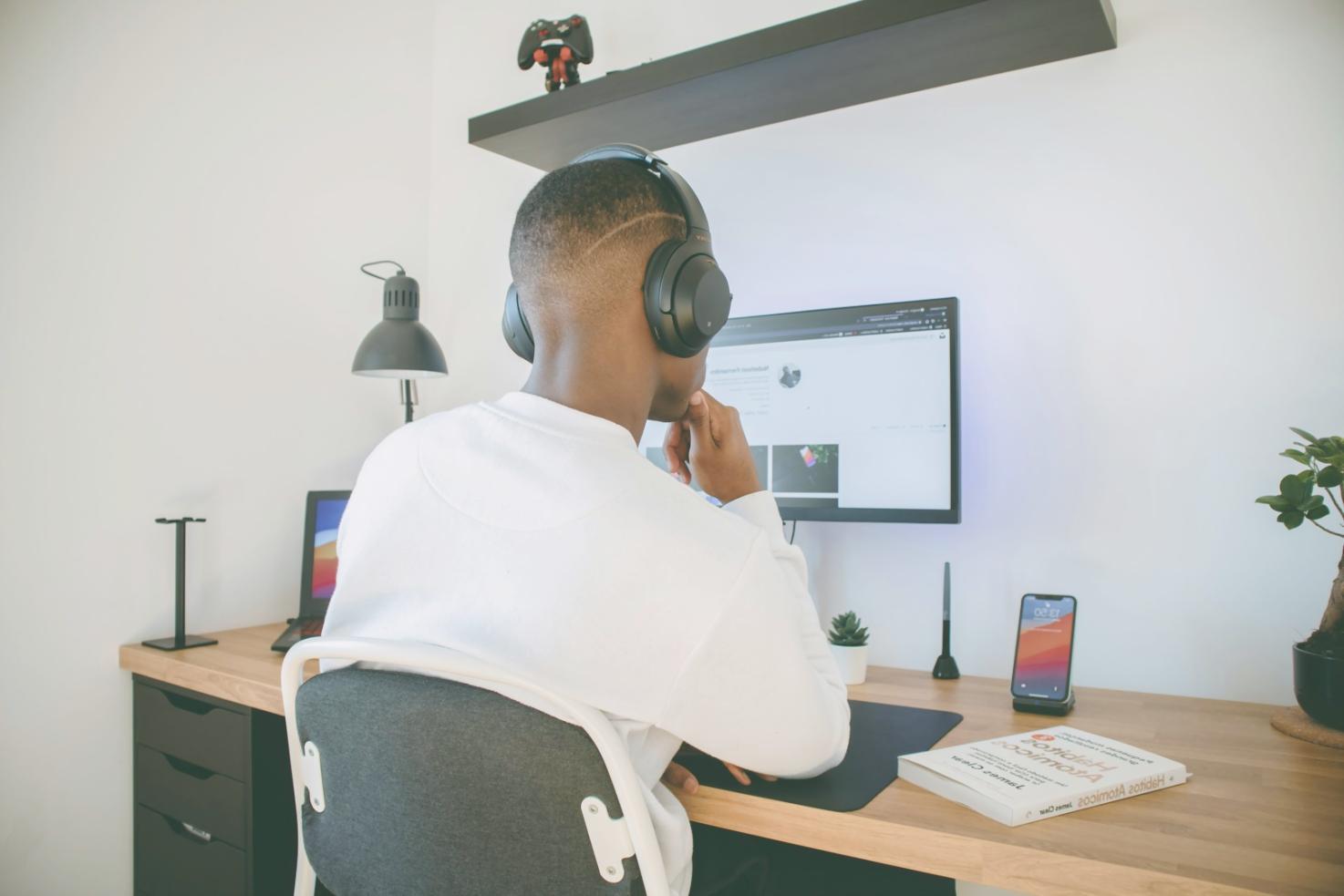 Финансовые отчеты и аналитические графики на рабочем столе